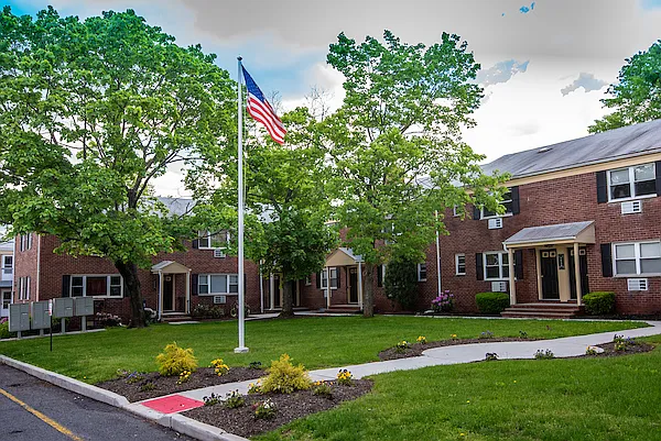 Lincoln Gardens Apartments — Photo 10