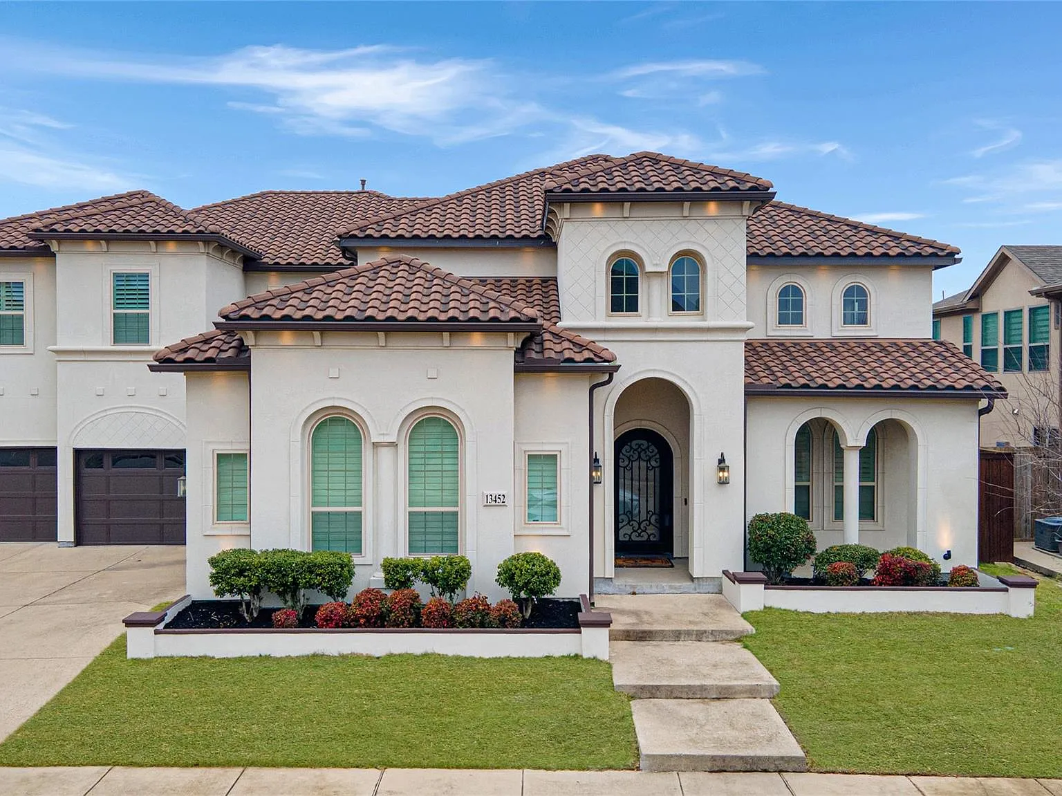 5 bed, 5.5 bath, 5471 sqft, $6,500 — Photo 2