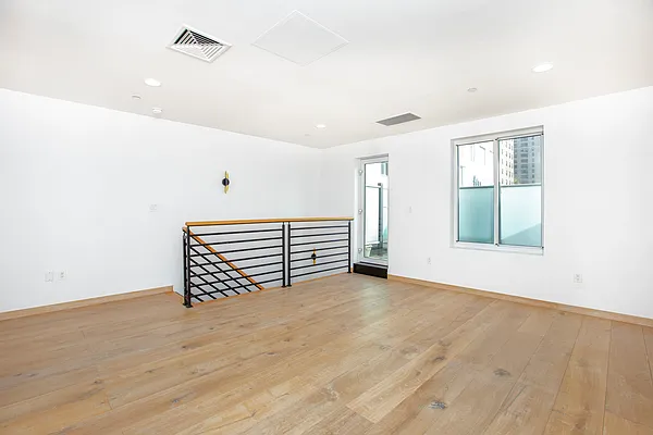 Living room, photo 2