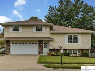 312 Prospect Dr, Papillion, NE 68046