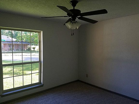 4th image of 1722 Crest Hill Dr