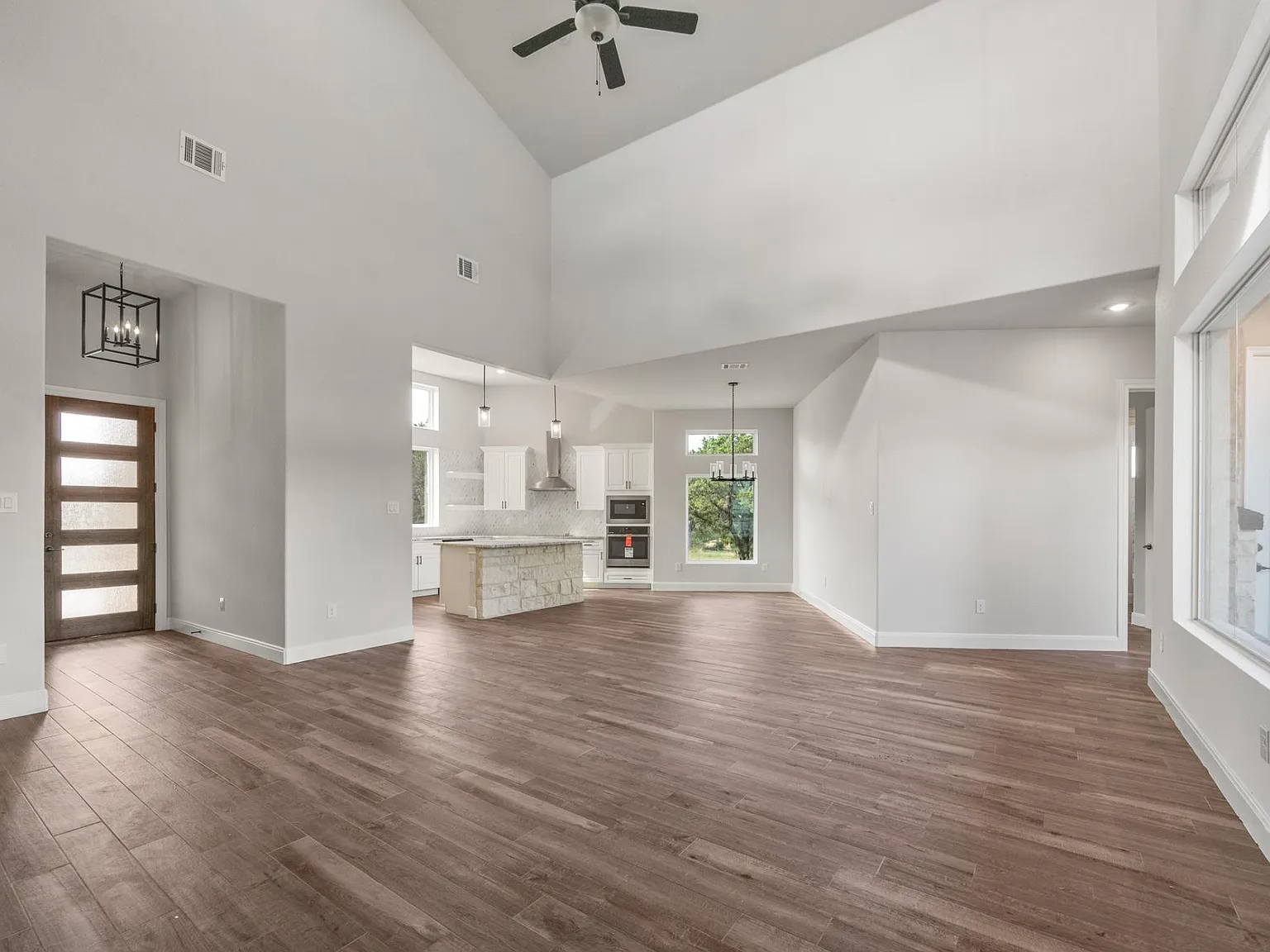 3 bed, 2.5 bath, 2052 sqft, $3,600 — Photo 3