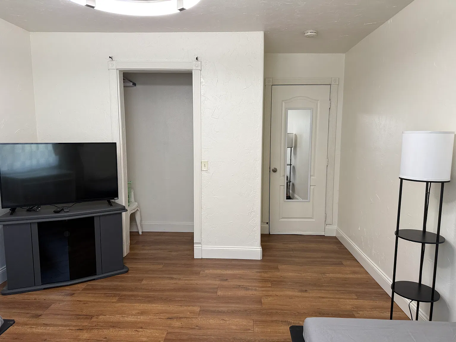 6 bed, 3600 sqft, $1,100 — Photo 2