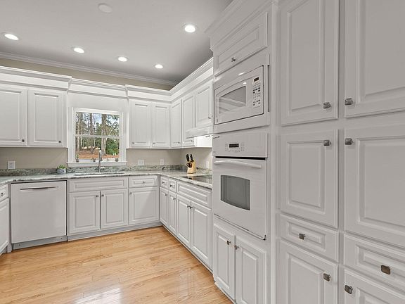 4th image of 1524 Lee Blvd