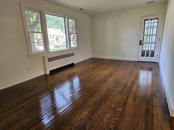 5th image of 2825 Kenwood Ave