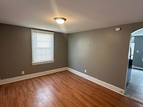 3rd image of 18 Maple St