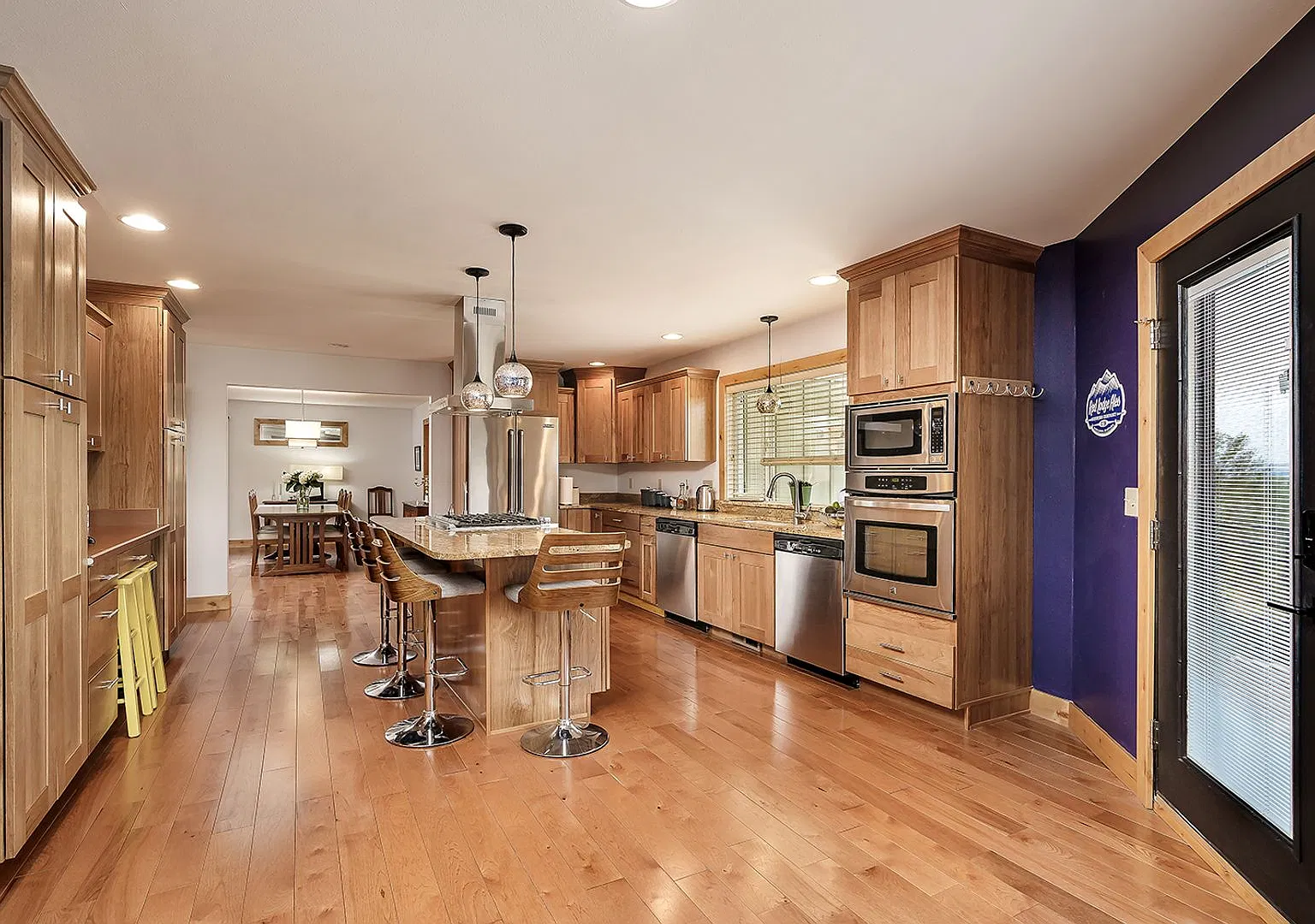 Large 4 Bedroom Home With Garage - All Utilities Included — Photo 3