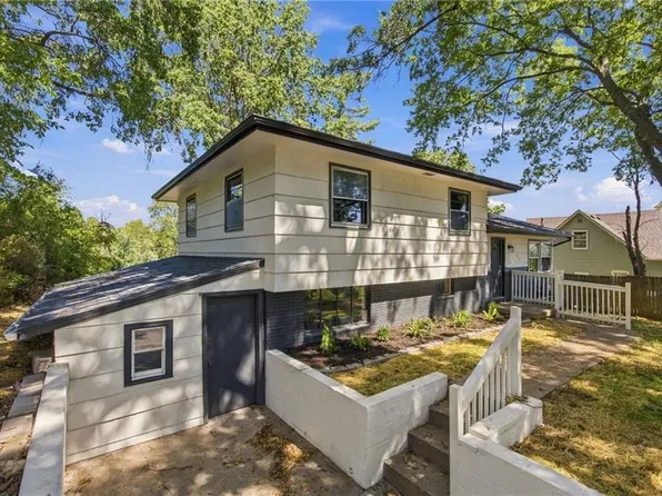 910 Olive St, Leavenworth, KS 66048