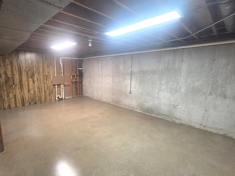 Lower level bonus room/storage