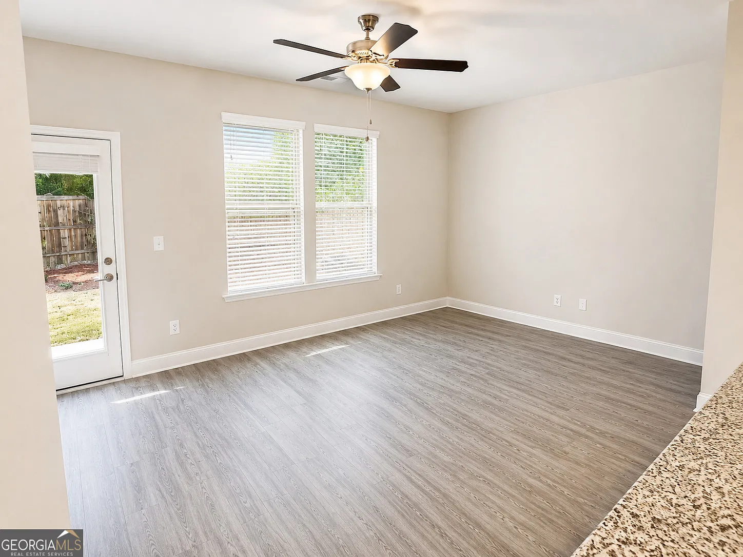 3 bed, 2.5 bath, 1800 sqft, $2,100 — Photo 2