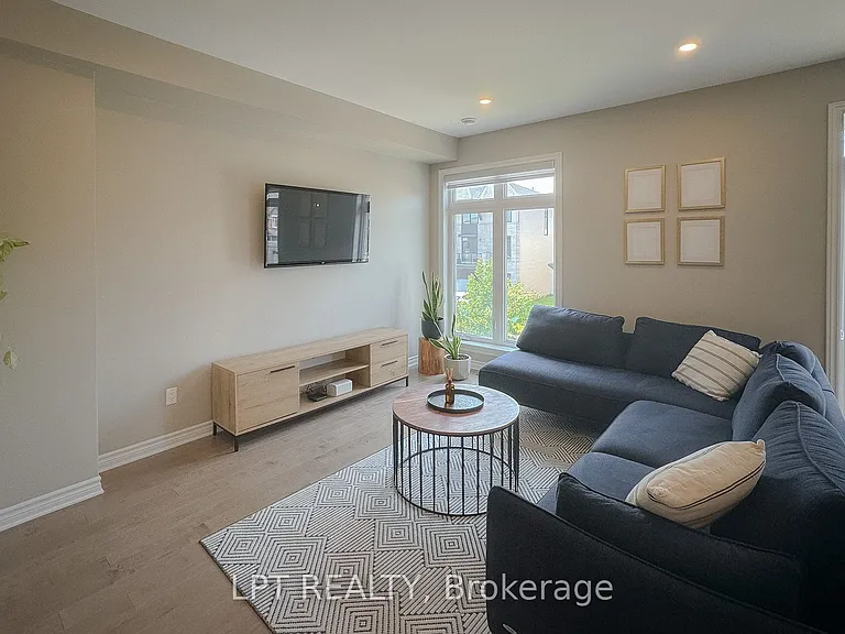552 Labrador Cres — Photo 13