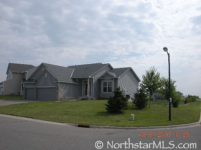 1st image of 633 Golden Oak St NE