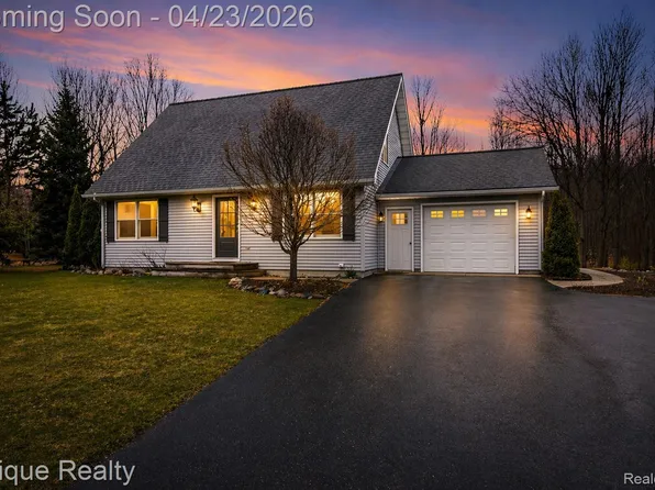 20730 Betsie Highland Dr, Interlochen, MI 49643