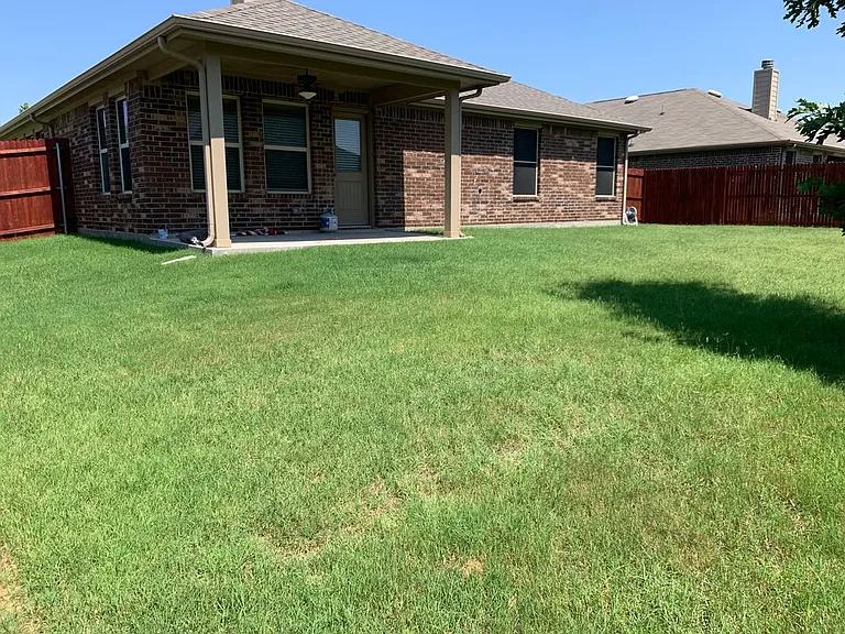 1300 Foxglove Ln — Photo 12