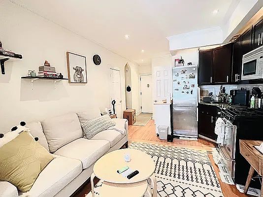 4th image of 322 E 74th St APT 4A