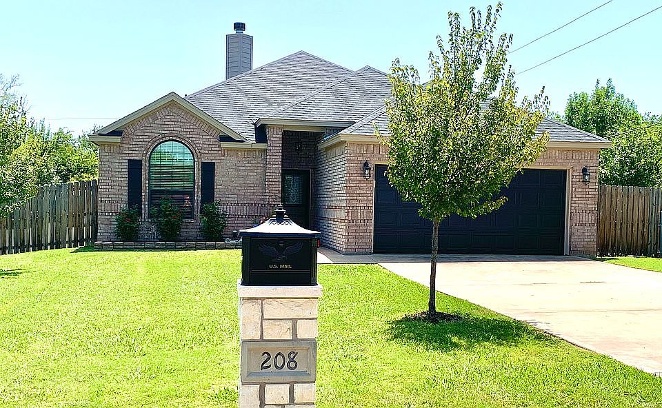 1st image of 208 Vista Dr