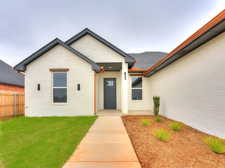 14301 Village Trl — Photo 4