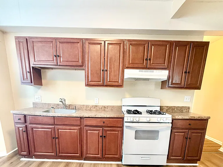 138 Hallock Ave #2R — Photo 1