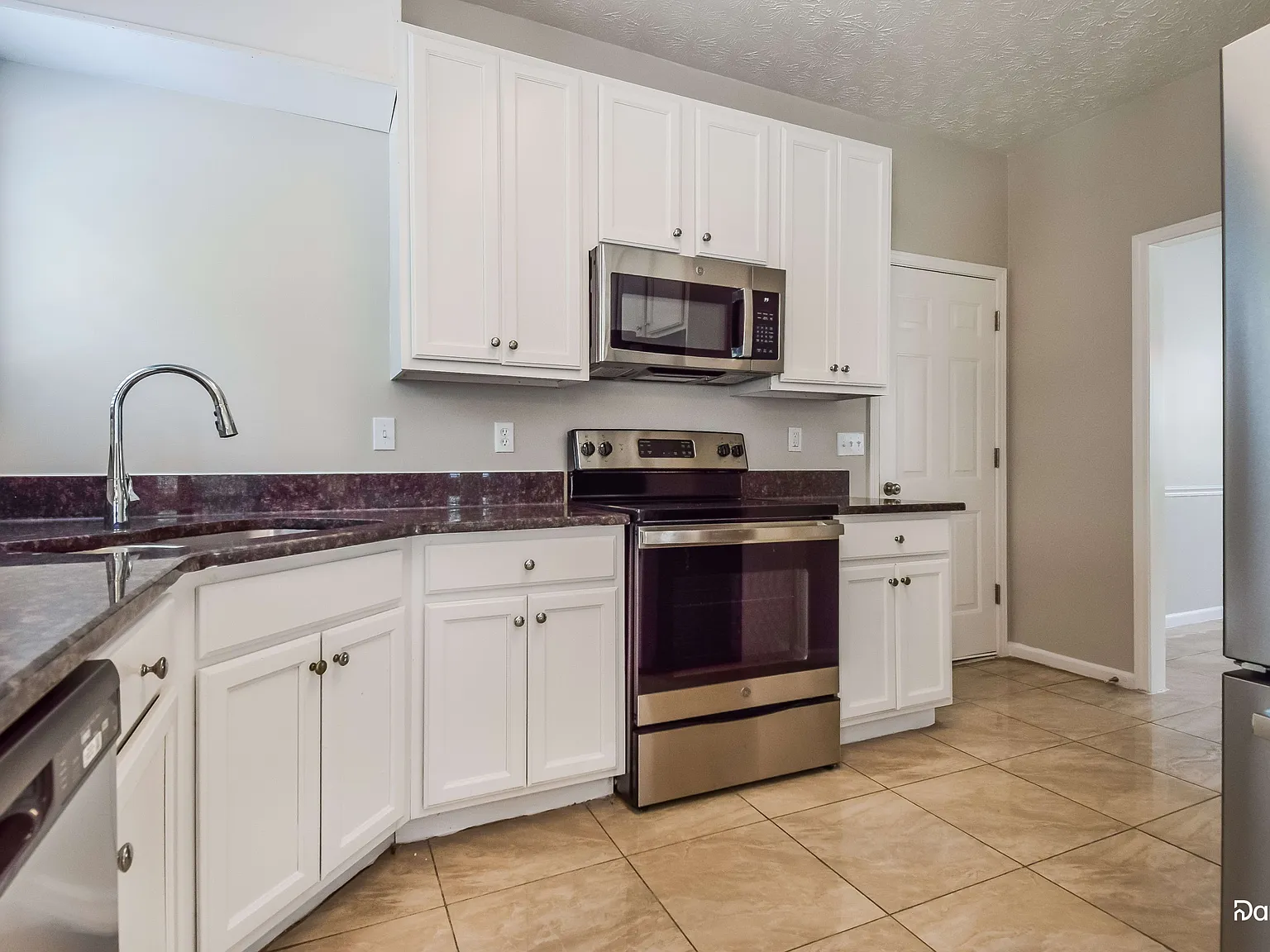 4 bed, 2.5 bath, 2299 sqft, $2,350 — Photo 4