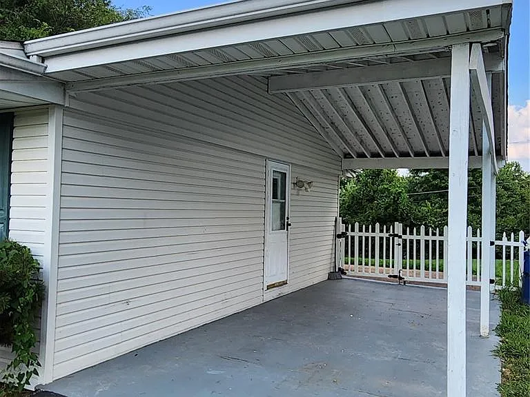 702 Vendome Ln — Photo 3