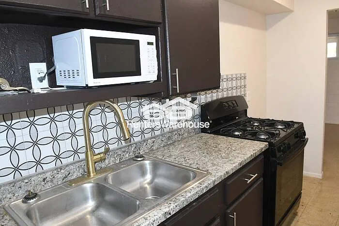 2532 E Adams St #7 — Photo 4