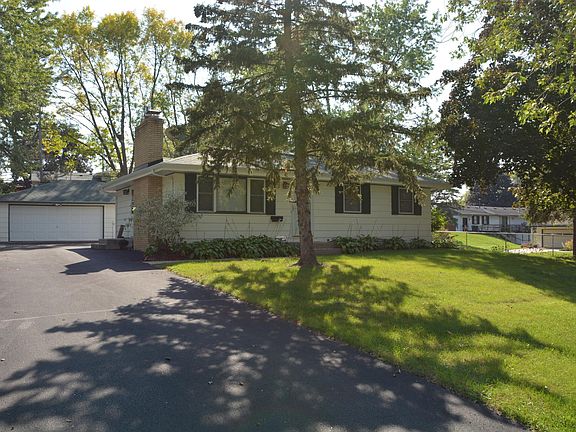 2-car garage with long driveway that can park multiple cars.