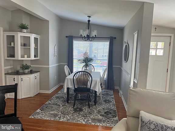 5th image of 16 Dogwood Ln