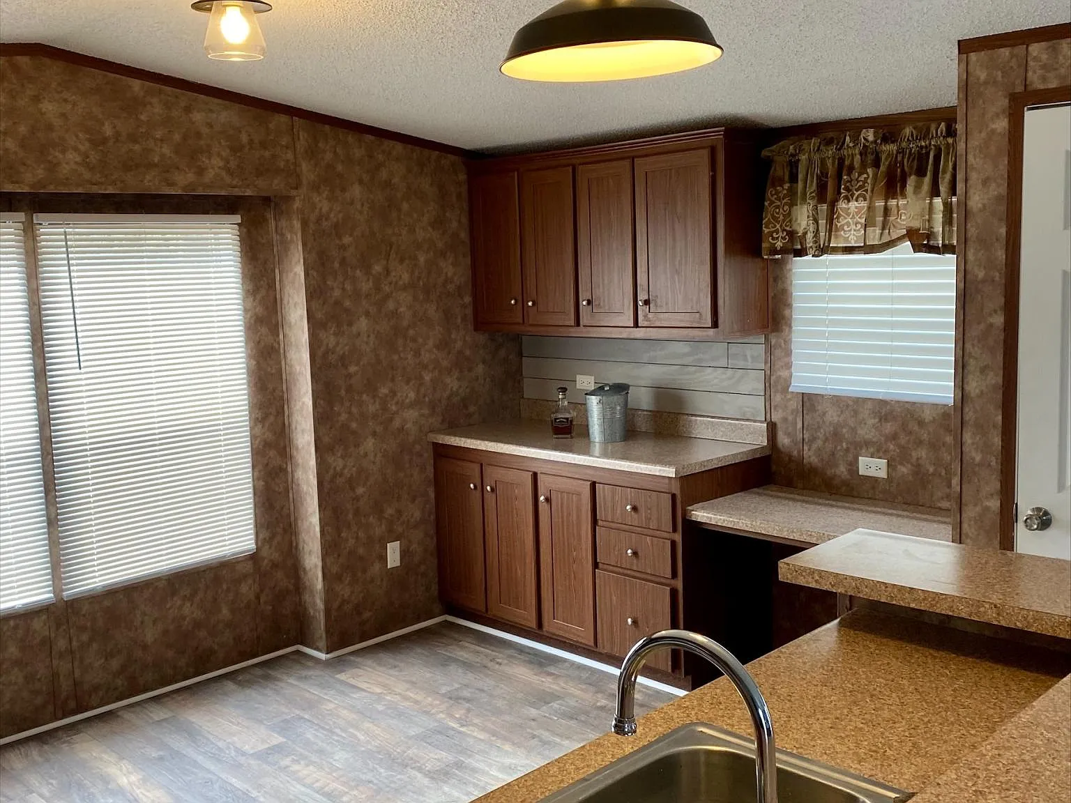 138 Oak Grove Ln W — Photo 3