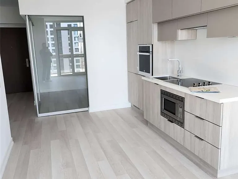 39 Roehampton Ave #2402 — Photo 1