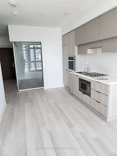 39 Roehampton Ave #2402 Photo 1