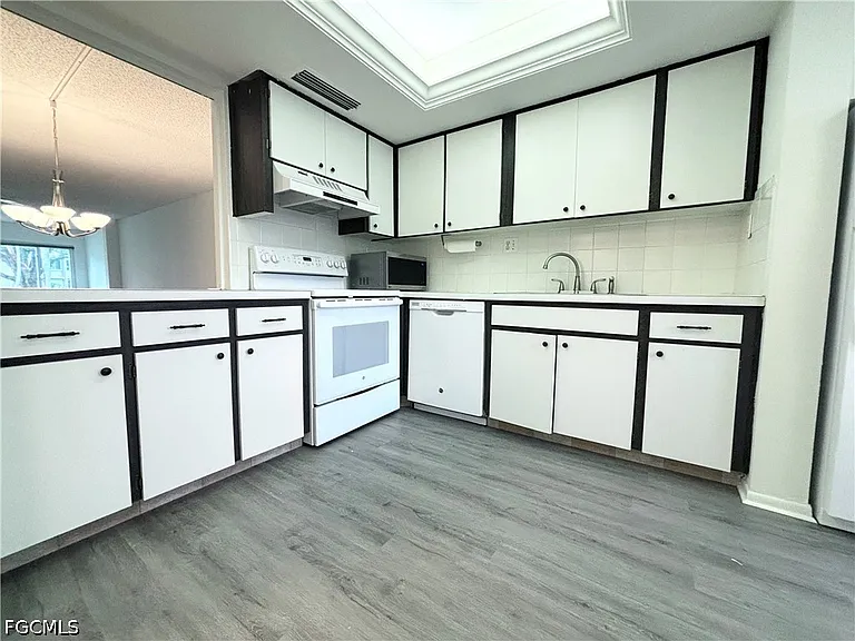 2264 Winkler Ave #107 — Photo 3
