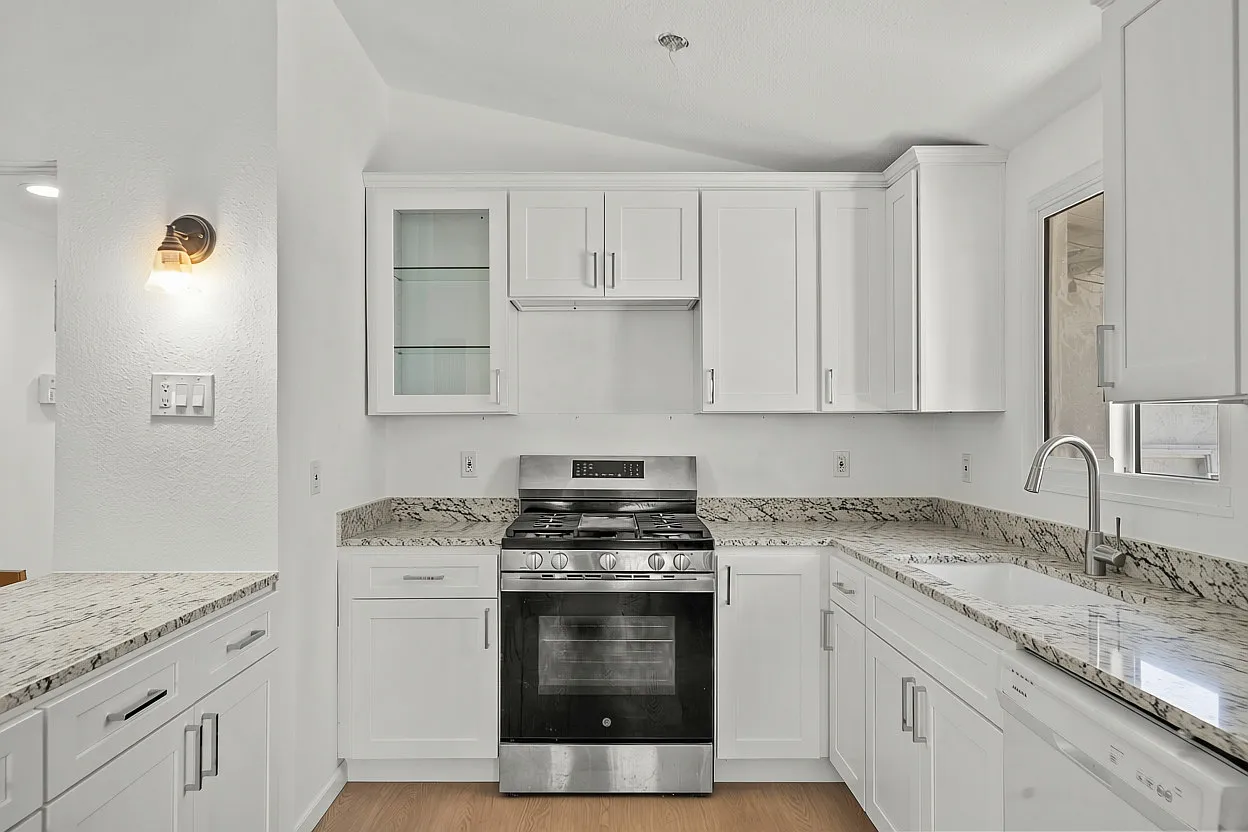 4 bed, 2000 sqft, $7,000 — Photo 2