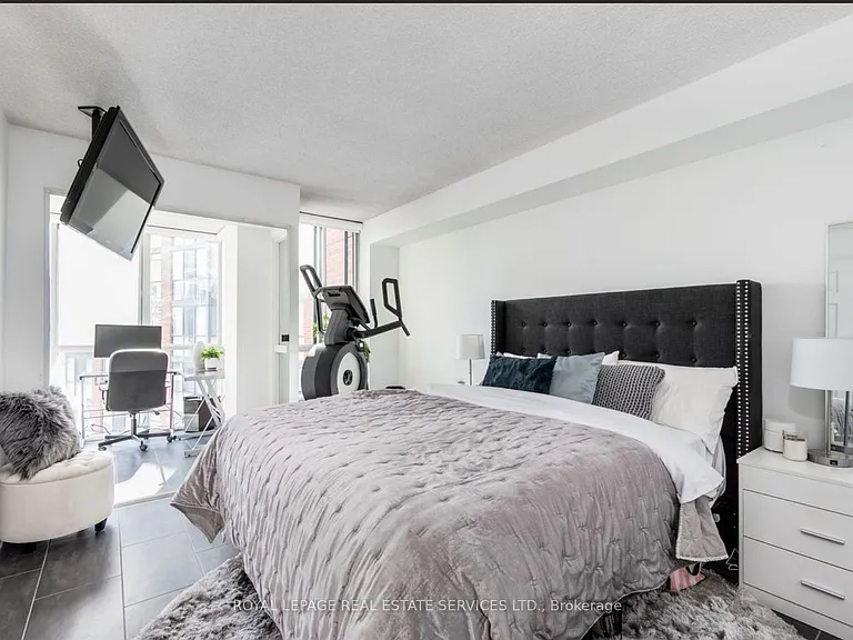 801 King St W #826 — Photo 12