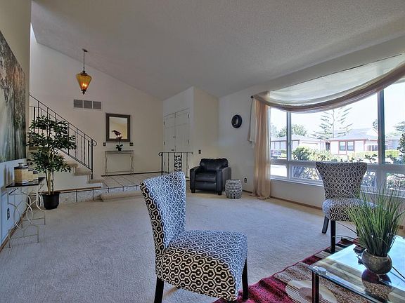 3rd image of 940 Crane Ave