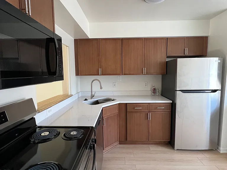 21 Essex Sq — Photo 2
