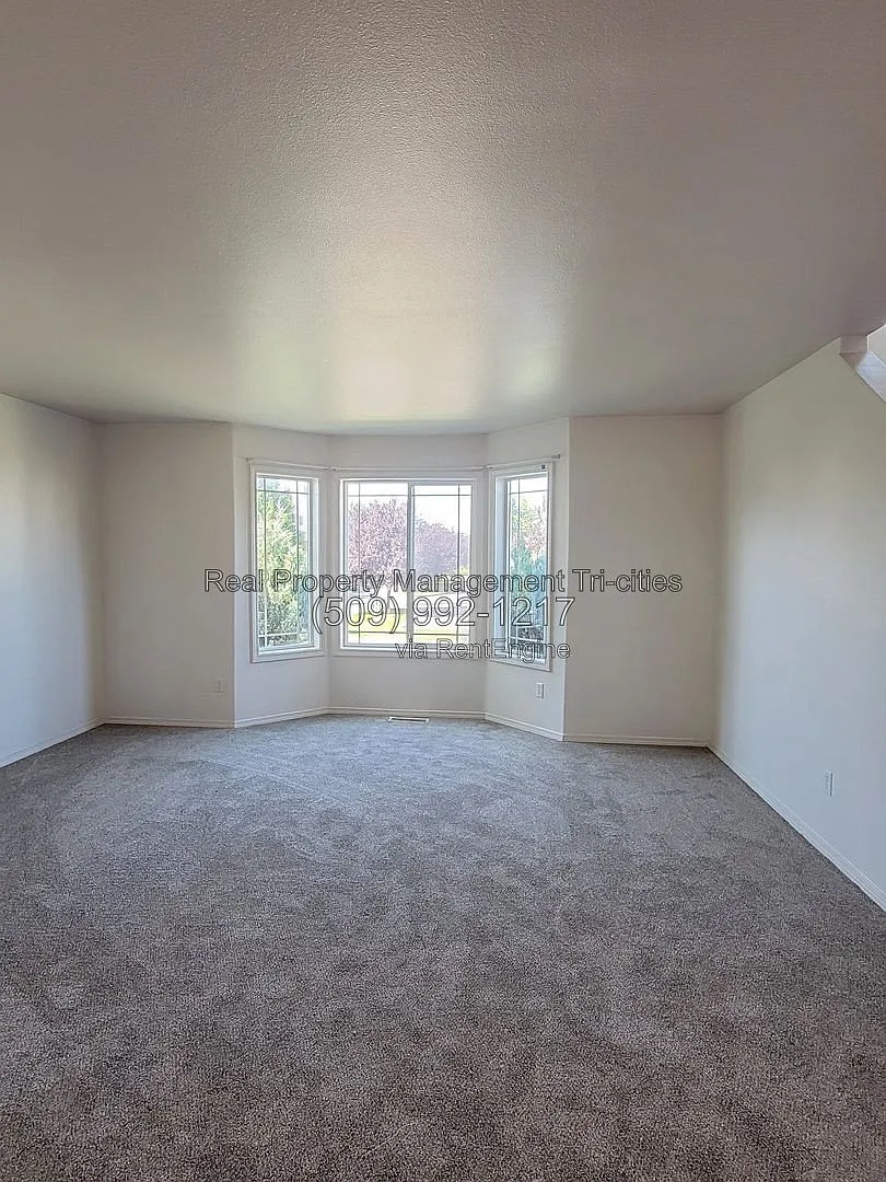3 bed, 2.5 bath, 2215 sqft, $2,395 — Photo 3