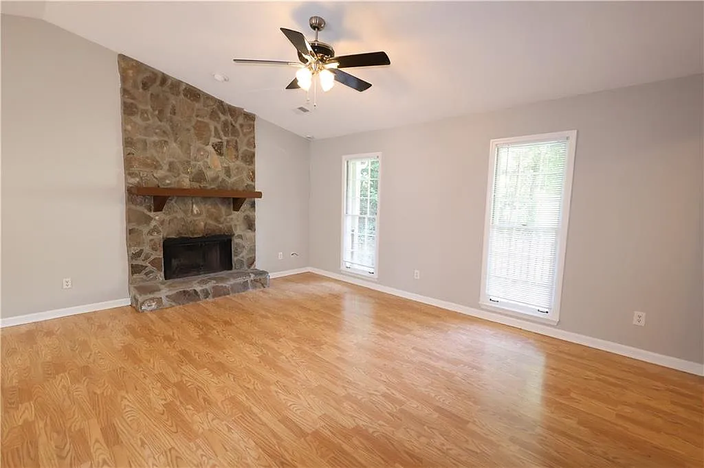 3 bed, 2.0 bath, 1680 sqft, $1,950 — Photo 2
