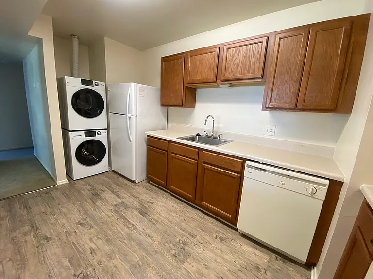 County Green Apartments — Photo 30