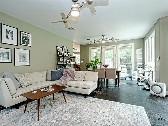 5th image of 2605 De Soto Dr
