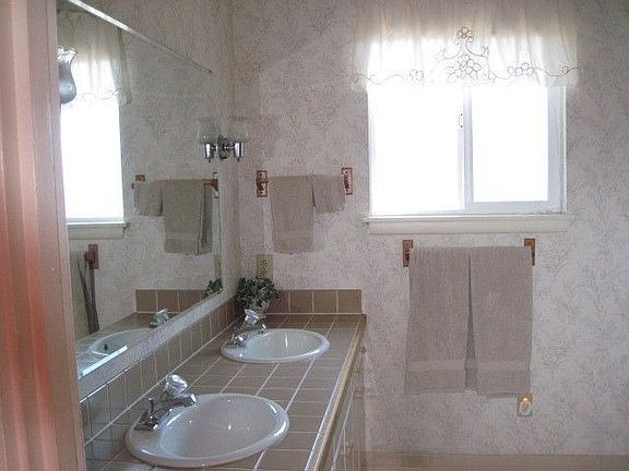 Main Bath (double sinks)