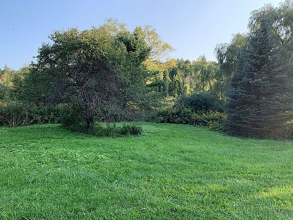 Side acreage w:apple trees