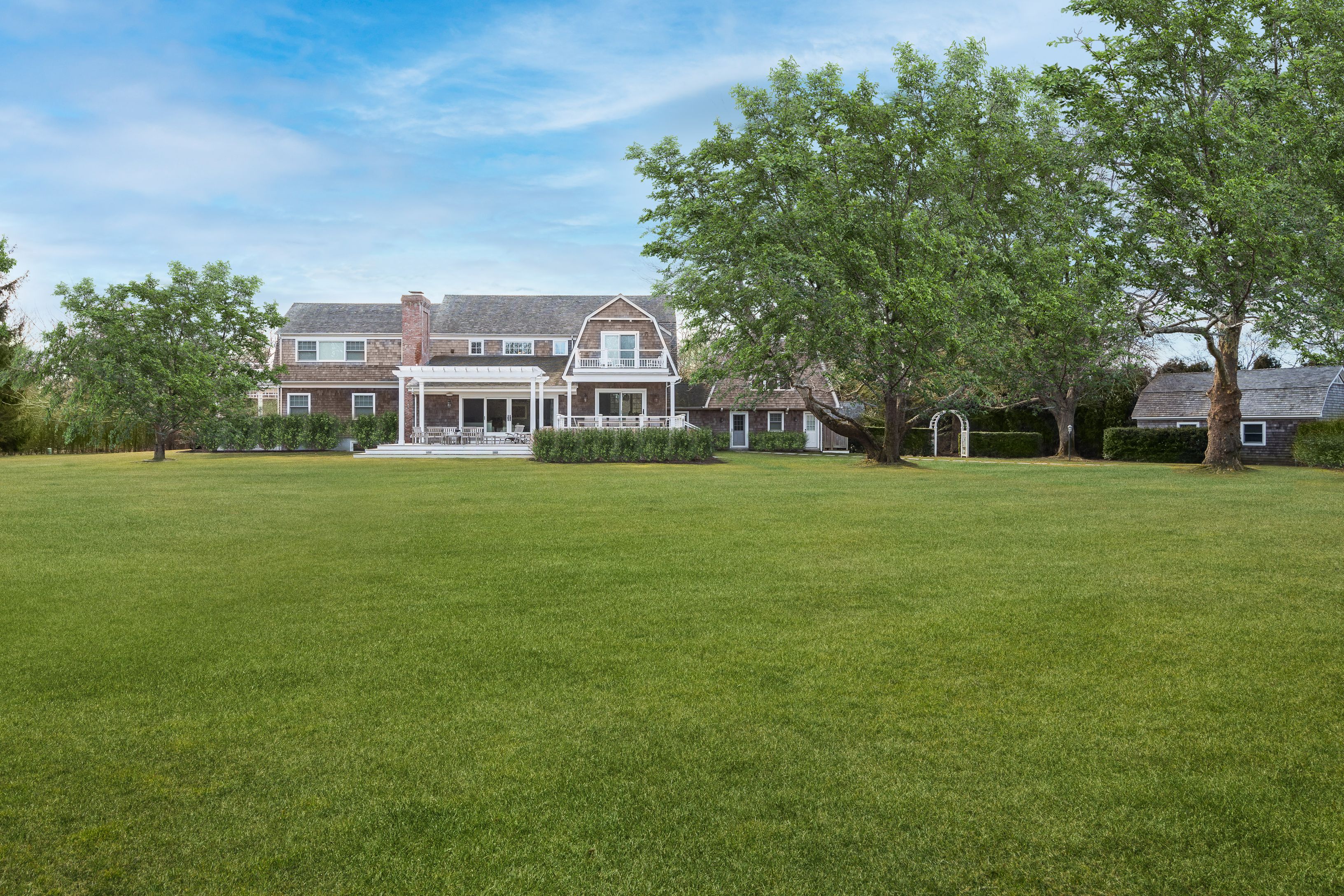 19 Roberts Ln, East Hampton, NY 11937 Out East