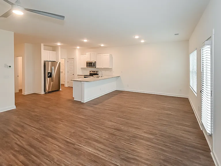 132 The Heights Dr — Photo 2