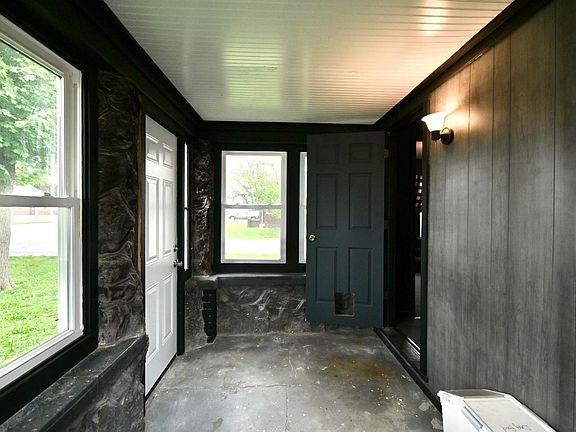 3rd image of 521 E Jackson St