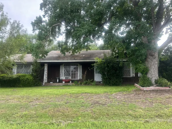 601 Tozik St, Yoakum, TX 77995