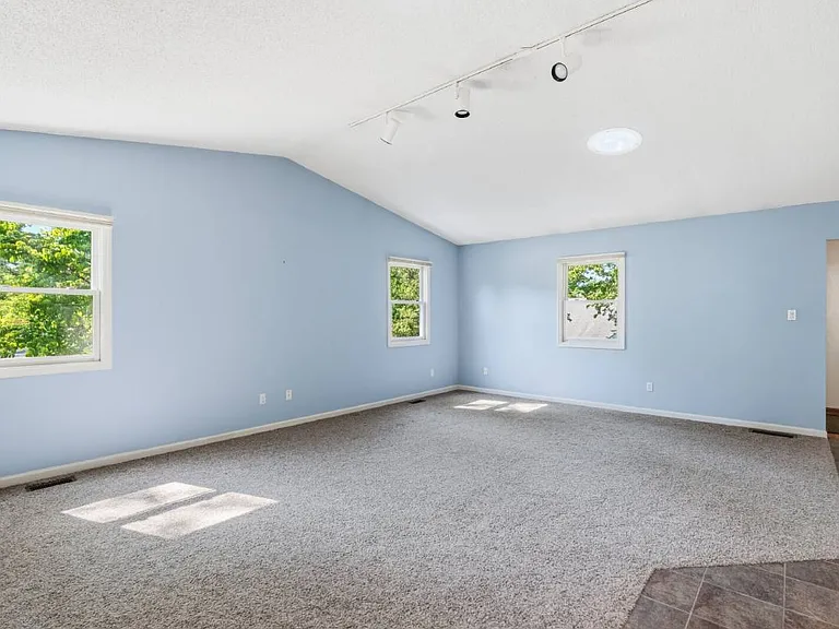 105 Goldfinch Ln — Photo 6