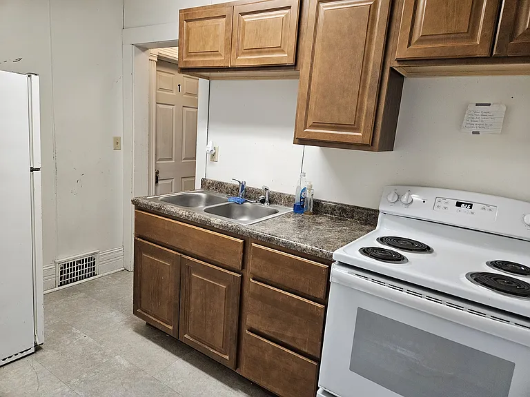 206 E Benton St #4 — Photo 6