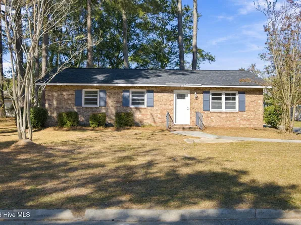 512 W Westbrook Street, Wallace, NC 28466