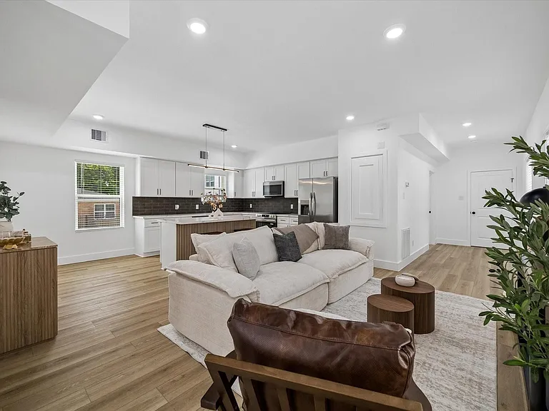 801 E 32nd 1/2 St #A — Photo 6
