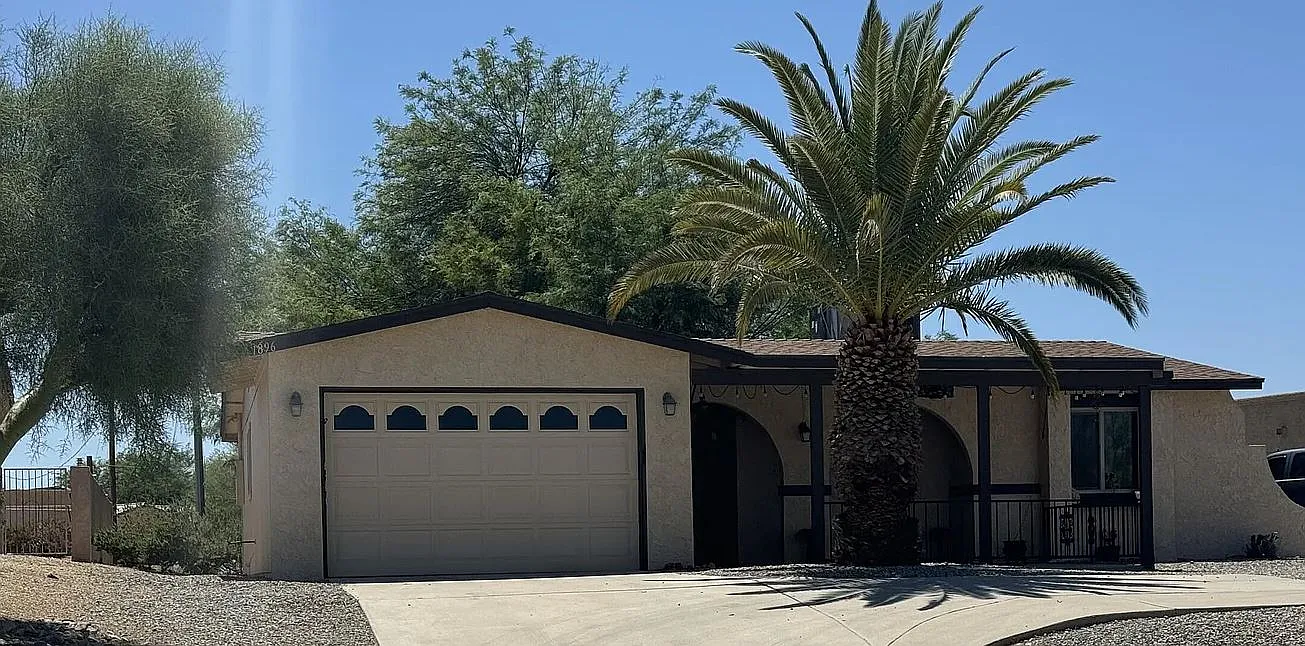 Charming 3-Bedroom Home with Scenic Lake Views and Serene Outdoor Spac — Photo 1